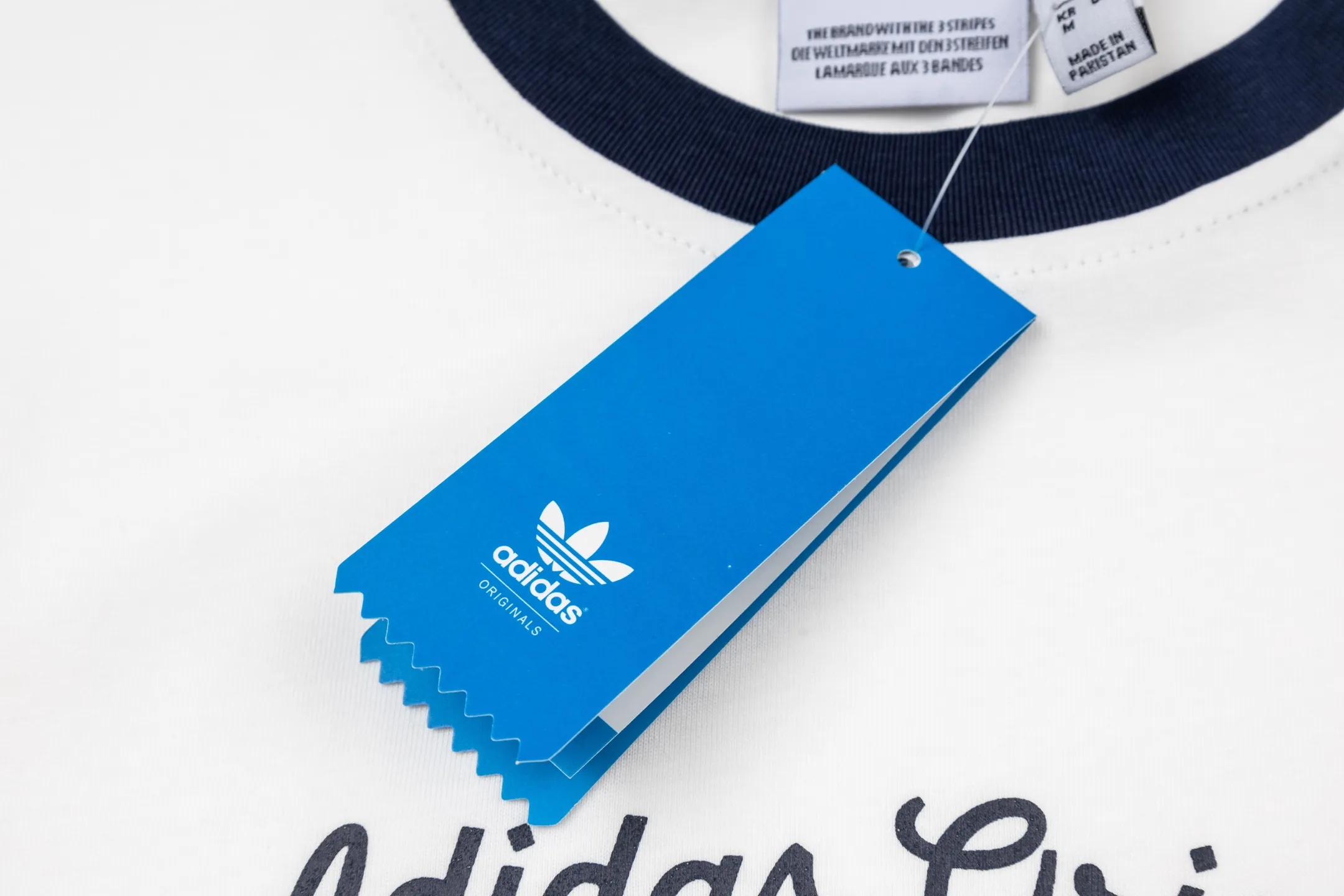 Adidas Clover Song Yuqi Same Style preppy short-sleeved pure cotton material, skin-friendly and breathable, super comfortable to wear in spring and summer! It has a loose fit on the front shoulder and Navy Blue contrasting edges, giving it a full retro college style✨. The embroidered badge on the chest is super delicate and highly recognizable. It goes well with short skirts or straight pants. It can be easily worn in daily casual or campus wear ~ Versatile also reduces age and directly adds a sense of youthful vitality! Style number: A 191# Color: Green White Size: S M L XL XXL